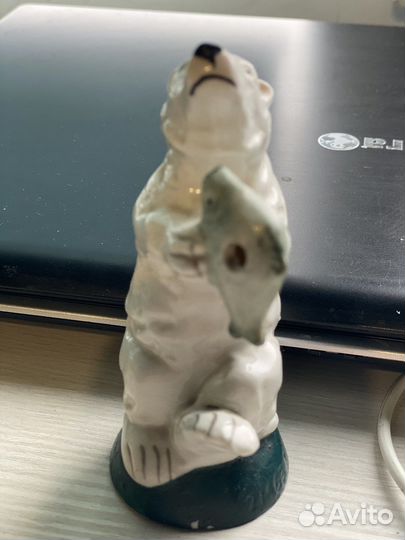 Статуэтка медведь с рыбой германия винтаж