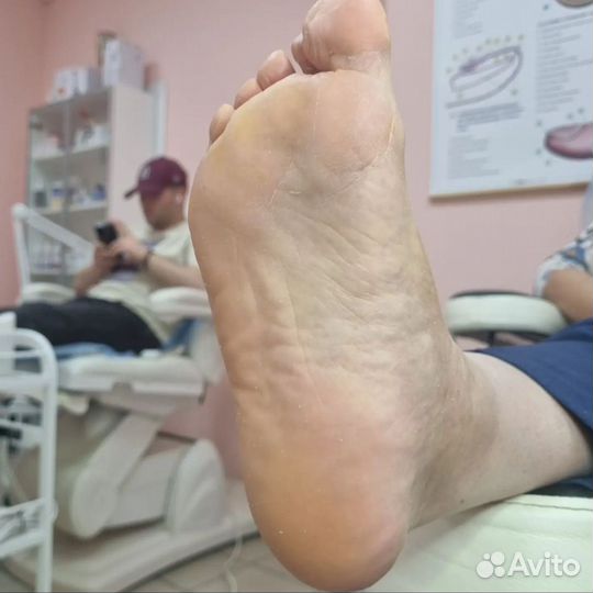 Подолог, мастер педикюра