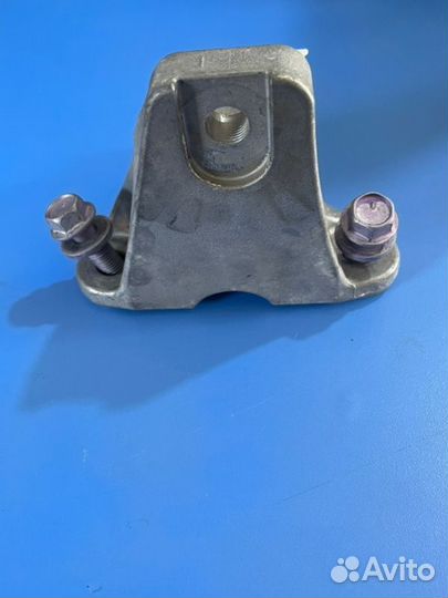 Кронштейн подушки двигателя передний Toyota Camry