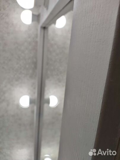 Гримерное зеркало с лампочками