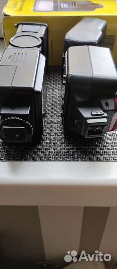 Две фотовспышки