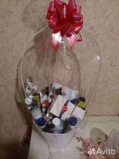 Корзины парфюмом и косметикой подарочная