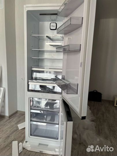 Холодильник Grundig gkpn66930FW