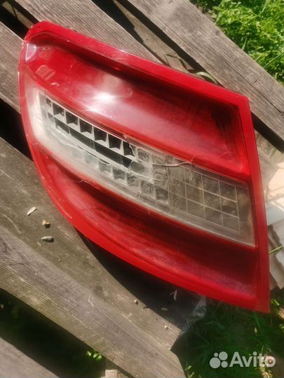 Фонарь задний левый Mercedes w204
