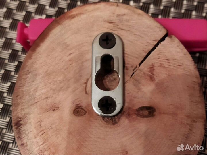 Крючок на срезе дерева