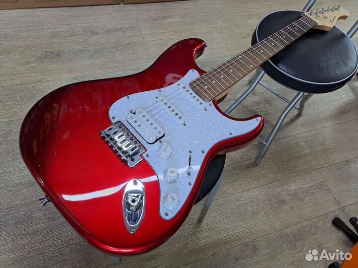 Электрогитара стратокастер красная