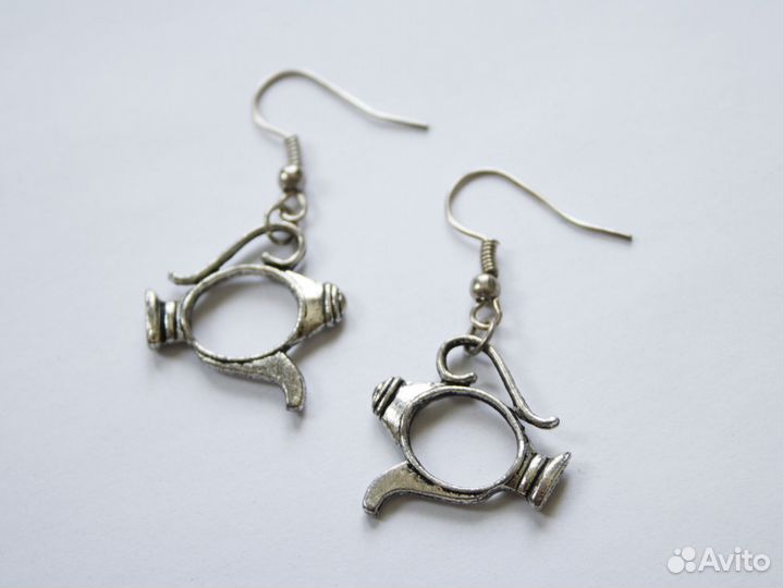 Серьги с серебристыми подвесками в виде чайника но