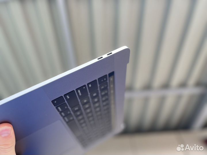 Apple MacBook Pro 15 2018 256gb 16 gb