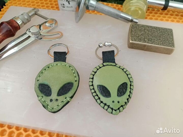 Кожаный брелок - маска инопланетянин. Две стороны