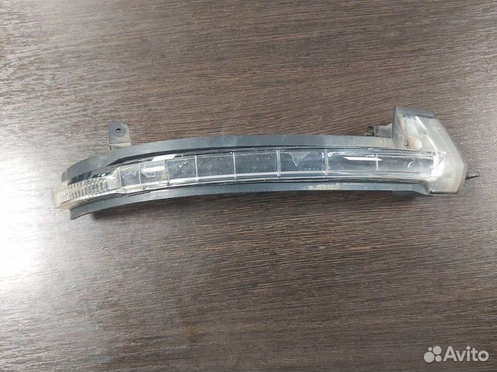 Поворотник правый Volkswagen Touareg NF 2010