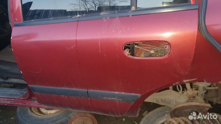 Дверь задняя левая Mitsubishi Carisma