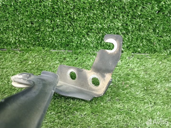 Петля капота правая 5N0823302A Volkswagen Tiguan