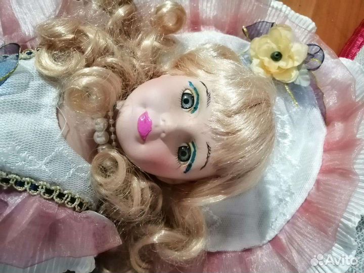 Кукла фарфоровая