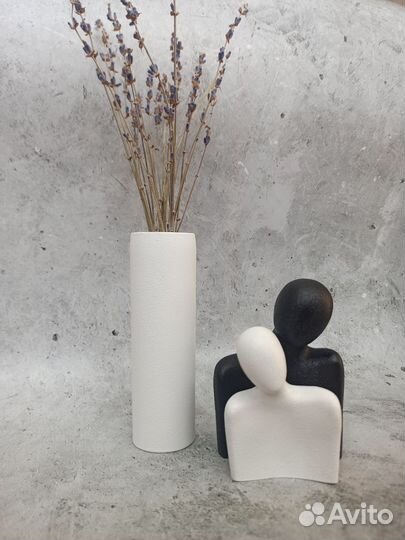 Ваза и статуэтка влюблённые