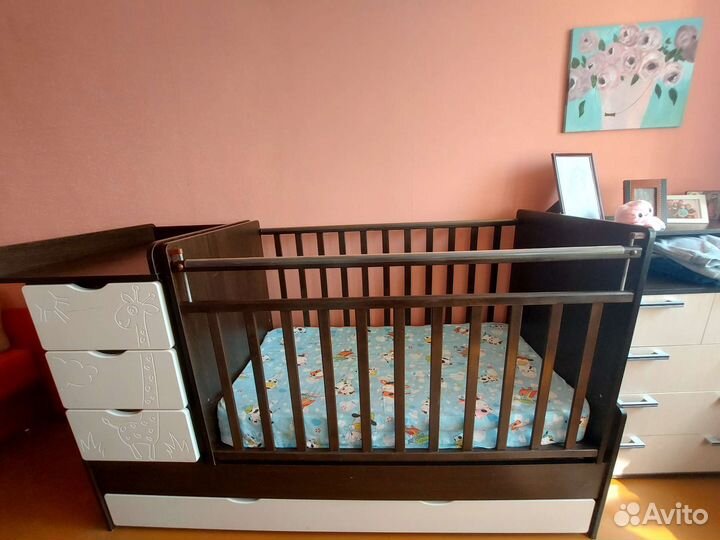 Детская кроватка и пеленальный комод