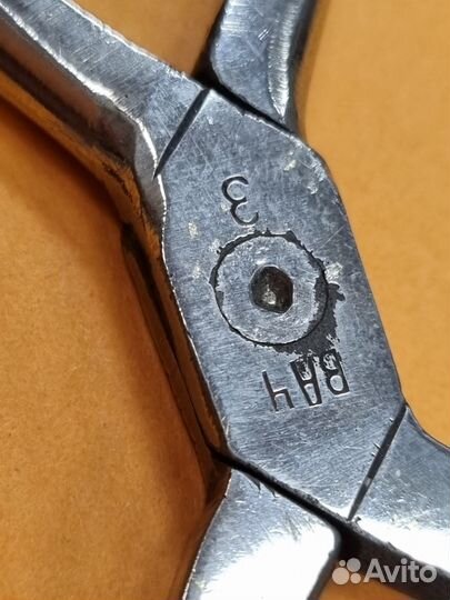 Старинные щипцы для колки сахара. Клеймо вач