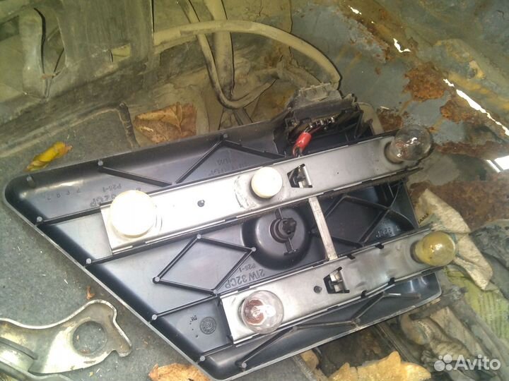 Задний левый фонарь Mercedes w124