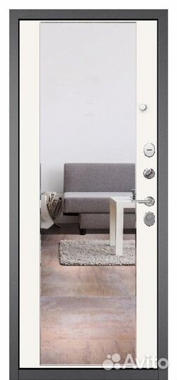 Дверь в квартиру с зеркалом