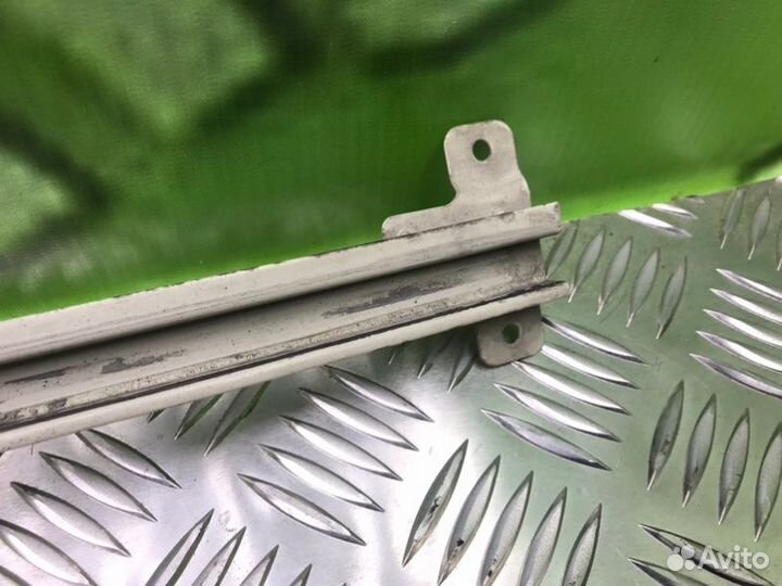 Направляющая стекла двери передняя левая