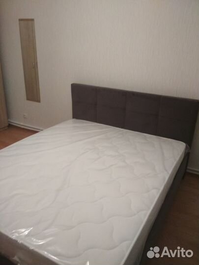 Кровать двухспальная с матрасом 160 200