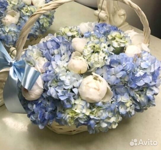 Корзина с пионами и гортензиями