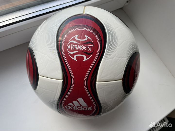 Футбольный мяч Adidas Teamgeist