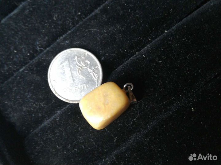 Кулон из янтарь