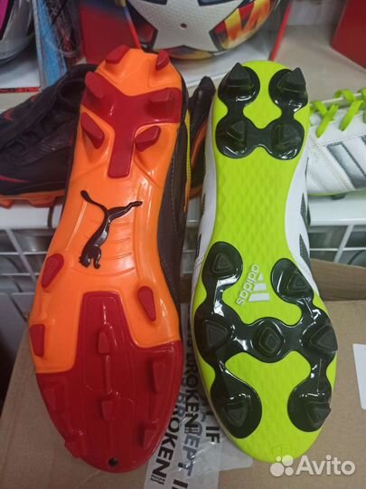 Левая бутса FG Adidas Gloro и Puma PowerCat 3.10