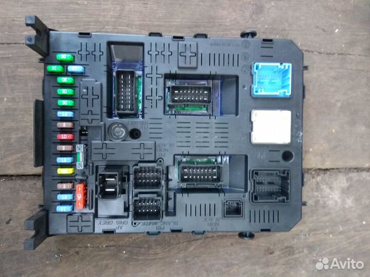 Блок BSI предохранителей Пежо Ситроен