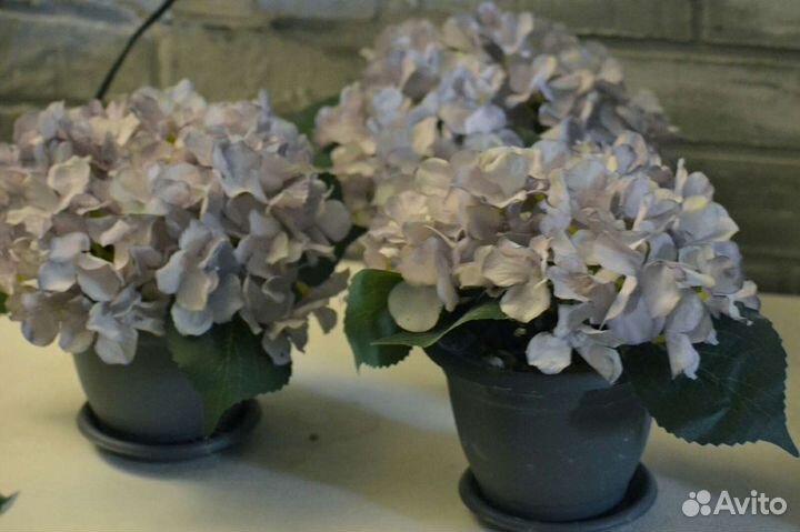 Искусственные цветы в горшках