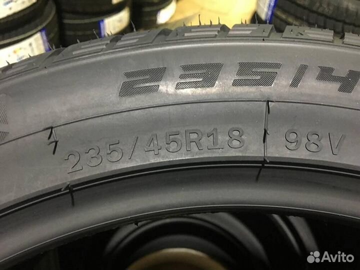 Windforce Snowblazer UHP 235/45 R18 98V