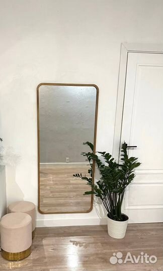 Зеркало в деревянной раме