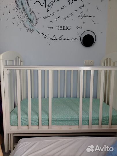 Детская кроватка с маятником
