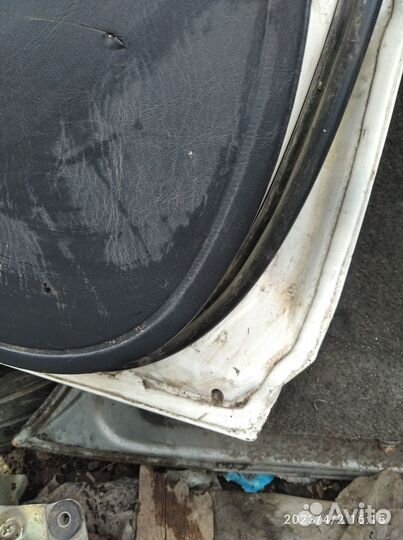 Двери на toyota corolla AE 100