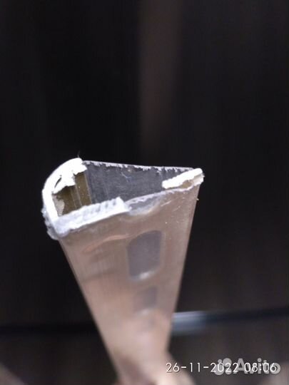 Уголок металлический бронзового цвета