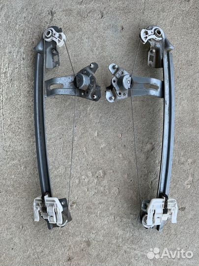 Стеклоподъемник механический задний Peugeot 206