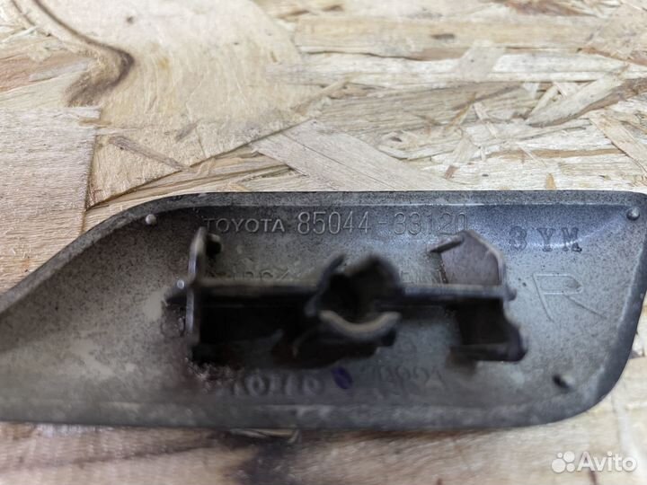 Крышка омывателя фары правая Toyota Camry 50