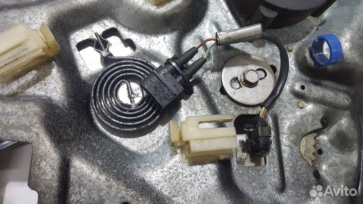 Стеклоподъемник задний правый на BMW E32