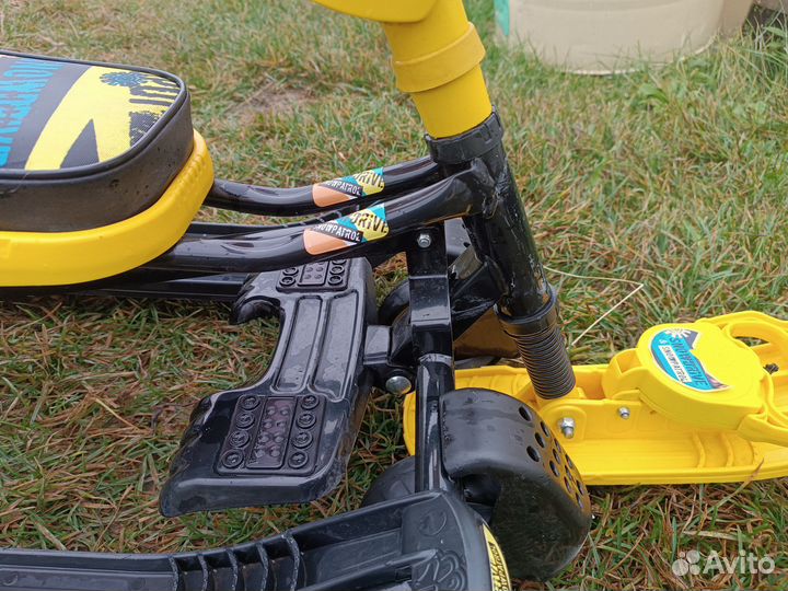 Снегокат с ручкой и колесами