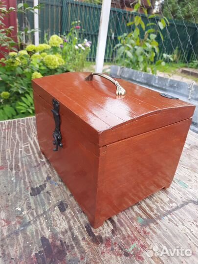Деревянная шкатулка