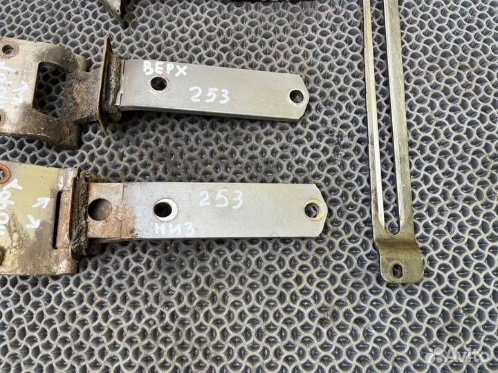 Петля двери багажника правая Nissan Patrol Y61 3.0