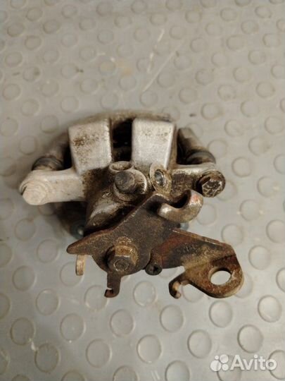 Суппорт задний левый Renault Fluence седан K4M