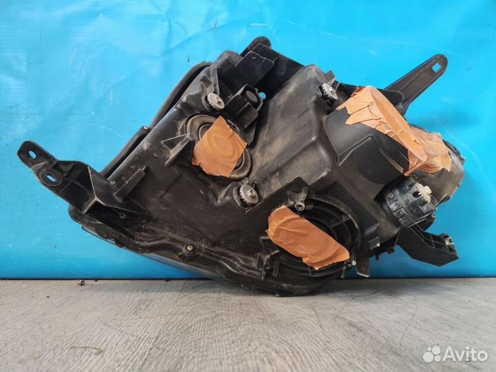 Фара правая Mitsubishi Pajero 4 2006