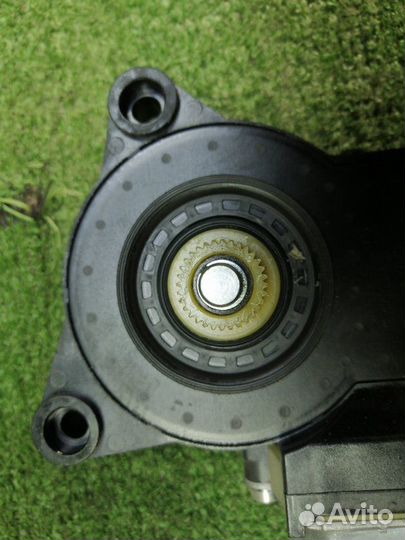 Блок моторчика стеклоподъемника задний левый Kia