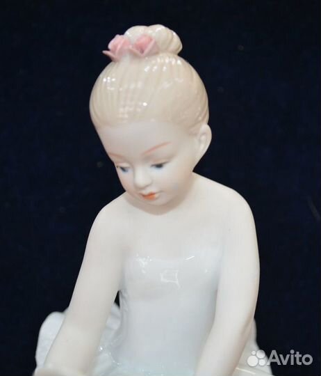 Фарфоровая статуэтка- юная балерина с зеркалом