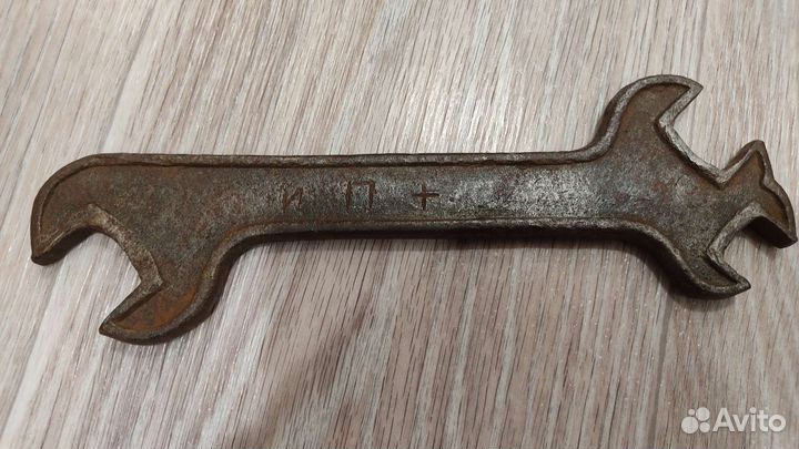 Старинный гаечный ключ
