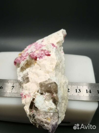 Турмалин (рубеллит), лепидолит, кварц. Малхан