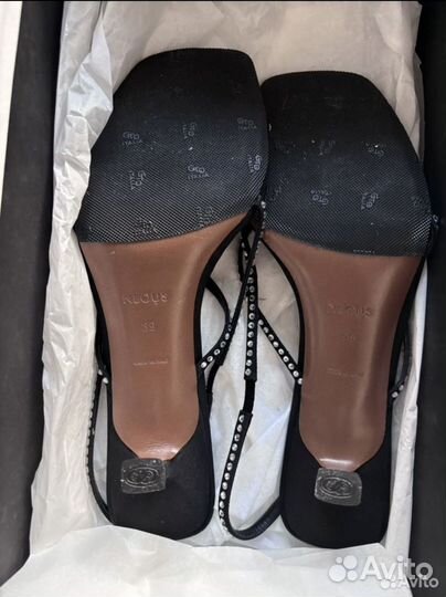 Босоножки Neous