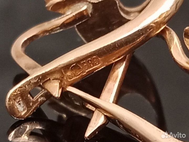 Золотые серьги 585 пробы массой 2.8 грамма