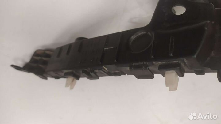 Кронштейн переднего бампера правый Kia Rio 4 2017